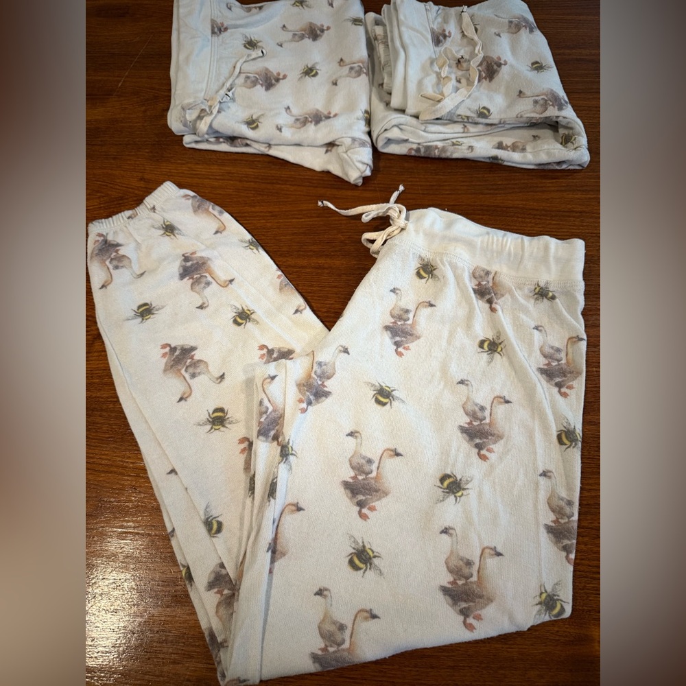 NWOT All Things Fabulous Geese/Bee Print Lounge Pants